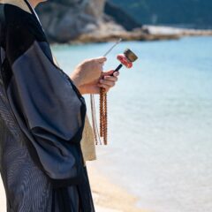 海辺に立つ僧侶