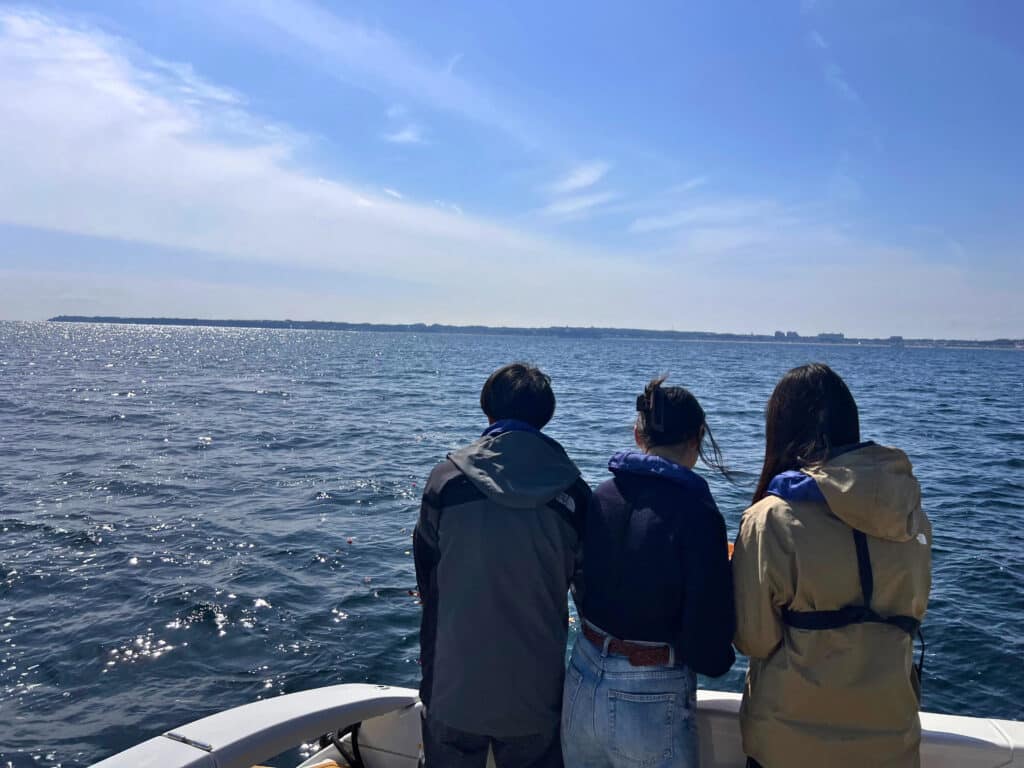 船上から海を見つめるご家族